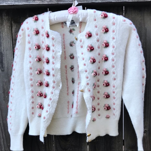 Sweaters - 🦋 TRUE VINTAGE CARDIGAN SWEATER ROSEBUDS SIZE XXS